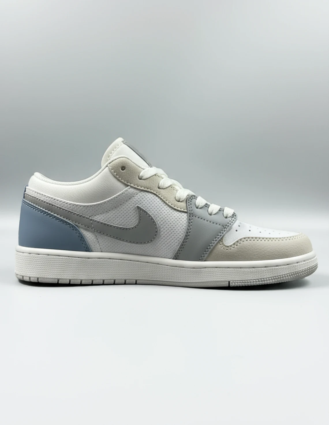 کفش روزانه زنانه نایک Nike Air Jordan 1 Low LX W